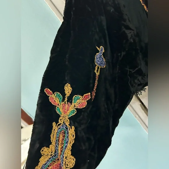 Vintage Velvet Traditional Palestinian Thobe - Picture 9 of 11